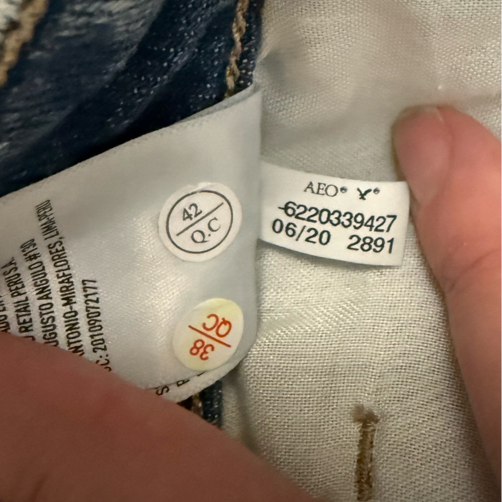 American Eagle Distressed Light Acid Washed Mom Jean -8 short - Picture 10 of 12